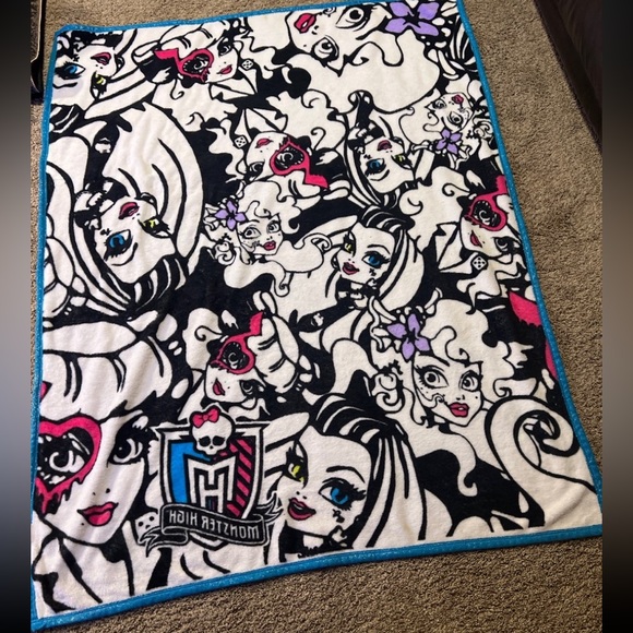 Monster high blanket - Picture 2 of 3
